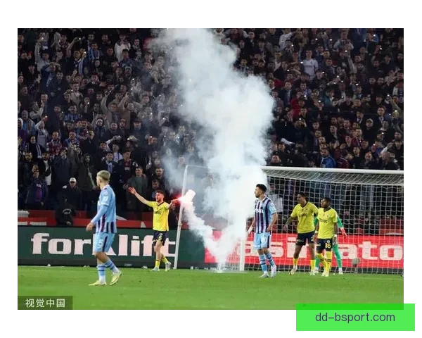 土超联赛球迷冲入赛场殴打球员事件频发引发社会广泛关注